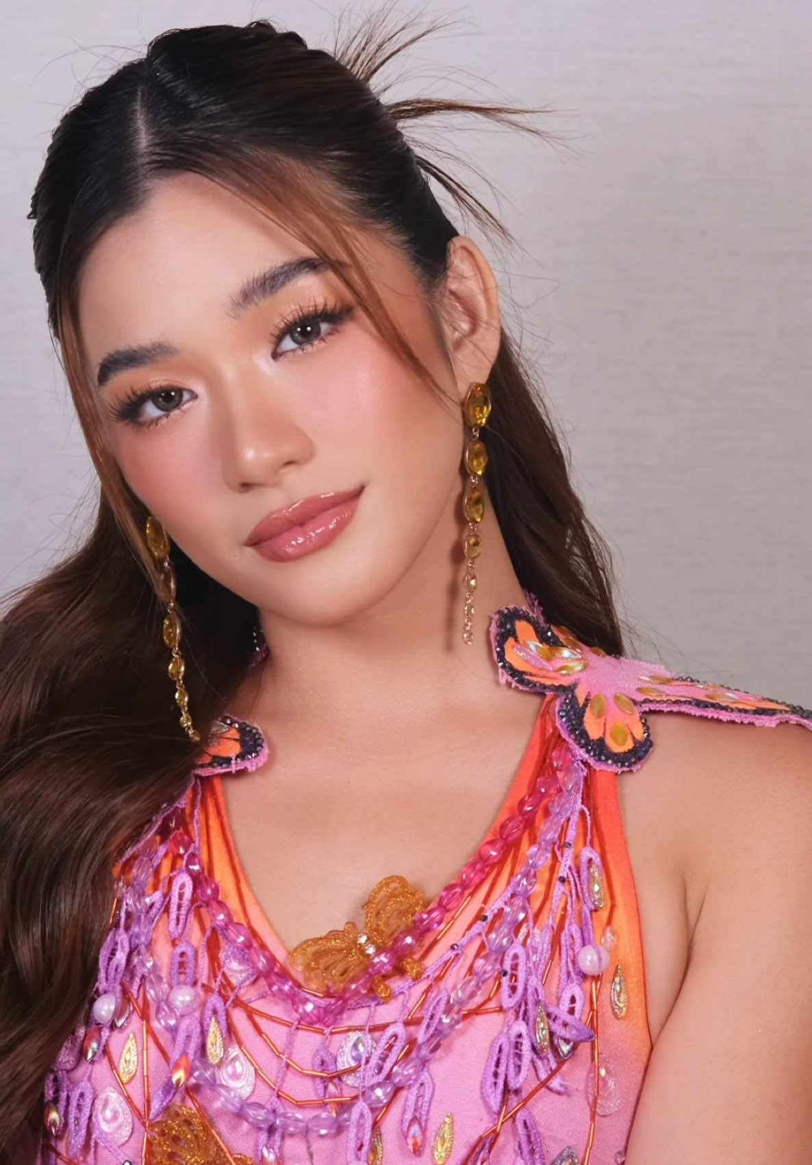 @Bini Aiah Arceta’s look for Aurora Day 2 🌷 Makeup by #TheresaPadin Assisted by @ehdz.matubang  Hair by @iamjulyvito  Styled by @icavillanueva with @ces.toxx  Outfit by @rafvillas  #makeup #makeupartistph #makeupartist #biniaiah #aiaharceta #biniph
