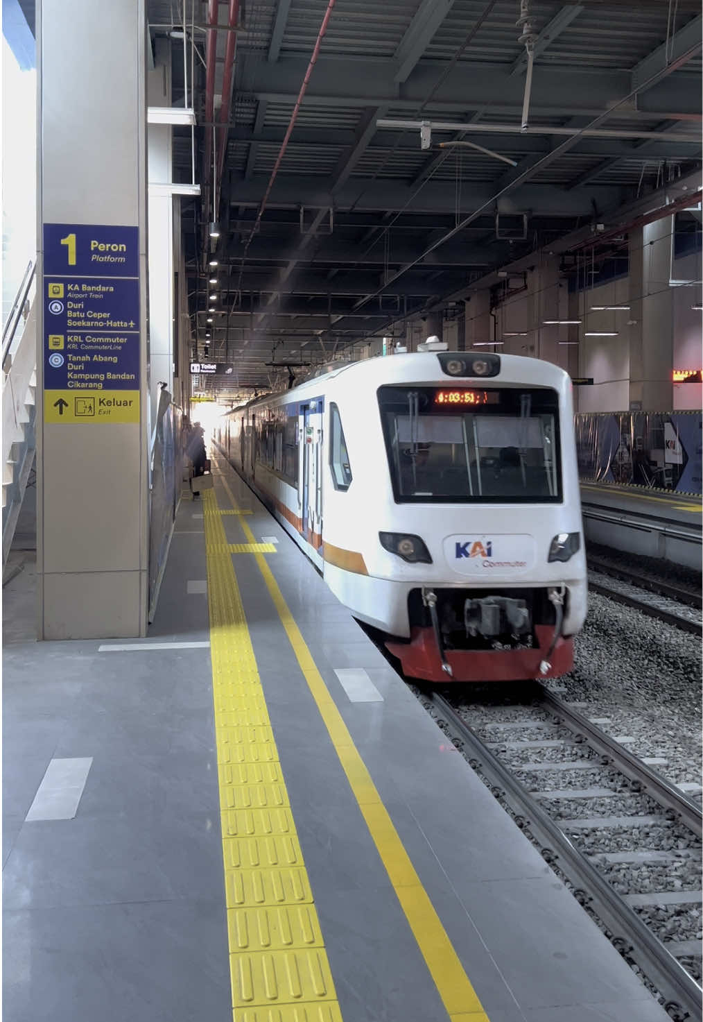 Kereta Bandara Soekarno Hatta (Basoetta) di Peron (Platform) 1. Stasiun BNI City menuju ke Sorkarno Hatta International Airport.  #kabandara #soekarnohatta #stasiunbnicity #jakarta #indonesia 