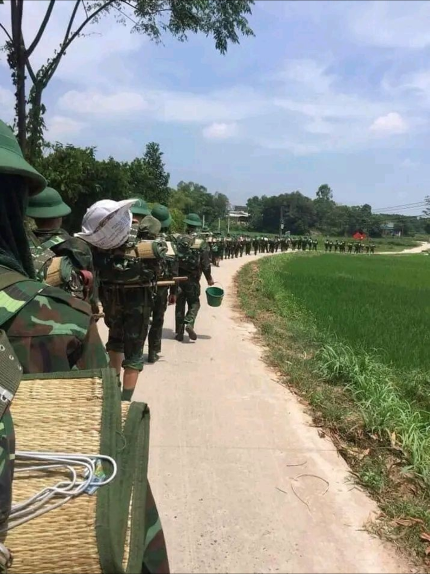Chỉ Là Sau Những Chặng Đường Dài Những Buổi Huấn Luyện Mệt Mỏi  Các Chú Tạo Một Chút Tiếng Cười Quên Đi Cái Mệt Quên Nỗi Nhớ Nhà Thôi Ạ 😌😌😌 #linhbobinh #chubodoi #nhapngu #hauphuongvungchac #qdndvn #đieulenhquandoi #bodoicuho #xuhuong 