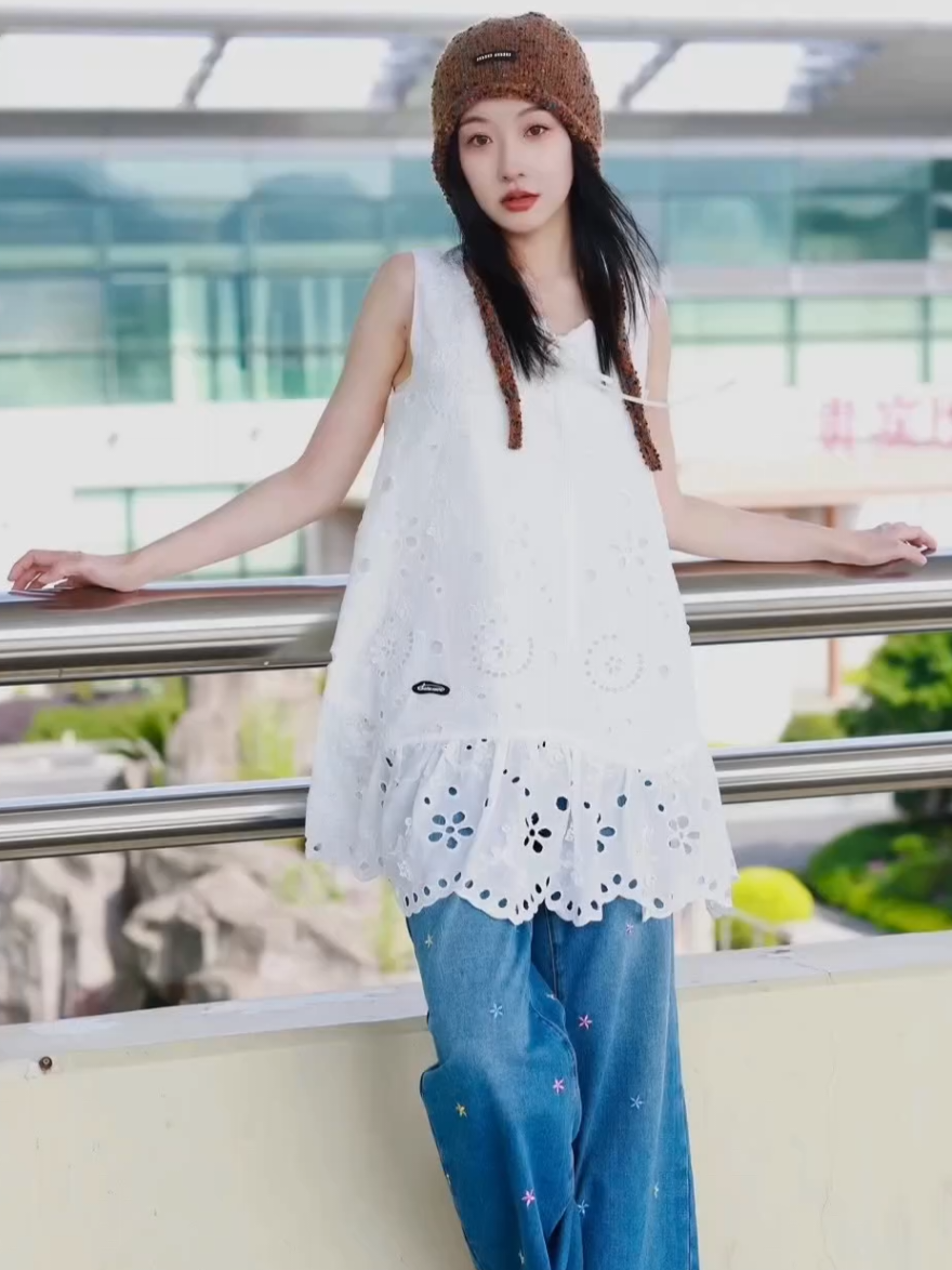 Pulang ke Beijing. Ternyata ga bareng Hui. Rumor buat drama Yutong selanjutnya: ° Main bareng Lanbo, drama kolosal, syuting tanggal 17. Trus main lagi drama modern, syuting Juni / Juli. ° Sutradara 'The Eldest Daughter-in-law' pas live bilang bakal kerjasama lagi, syutingnya tanggal 17  #hanyutong #韩雨彤 #yutong #cdrama #dracin #shortdrama #airportfashion 