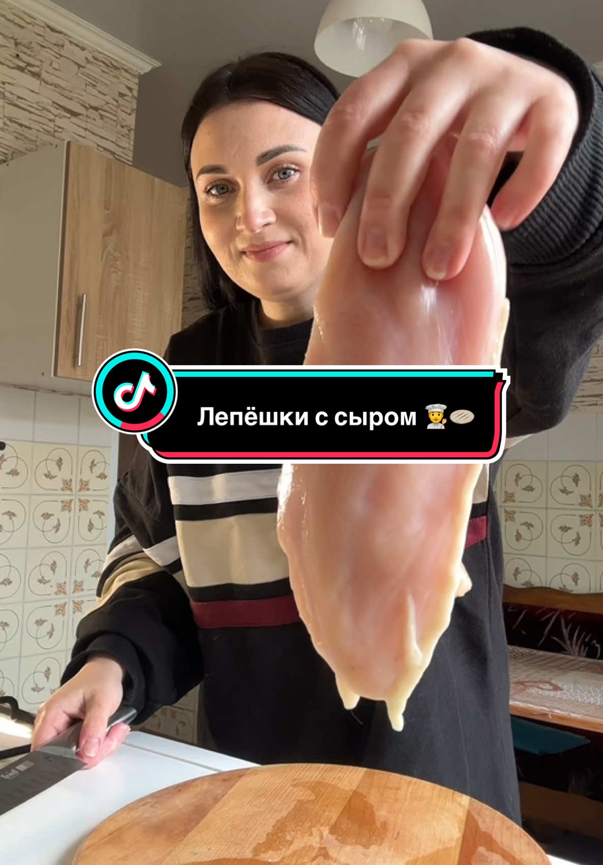 Можно было сделать еще тоньше , но я их делала первый раз , поэтому сегодня без критики 😅  Главное  что вкусно ☝️☺️ Лепешки 🫓  👨‍🍳для теста: 250мл воды комнатной температуры  400г муки  1ч.л соли  растительное масло  #лепешка #лепешкассыром #сырнаялепешка 