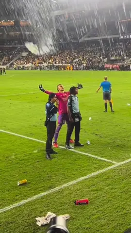 GK things! 🧤 🎥: capitansalazarc / IG #football #footballtiktok #goviral #footy #Soccer #soccertiktok #4u #trendingvideo #sporf #futbol⚽️ #futebolbrasileiro #fifa #fut #golazo #goal 