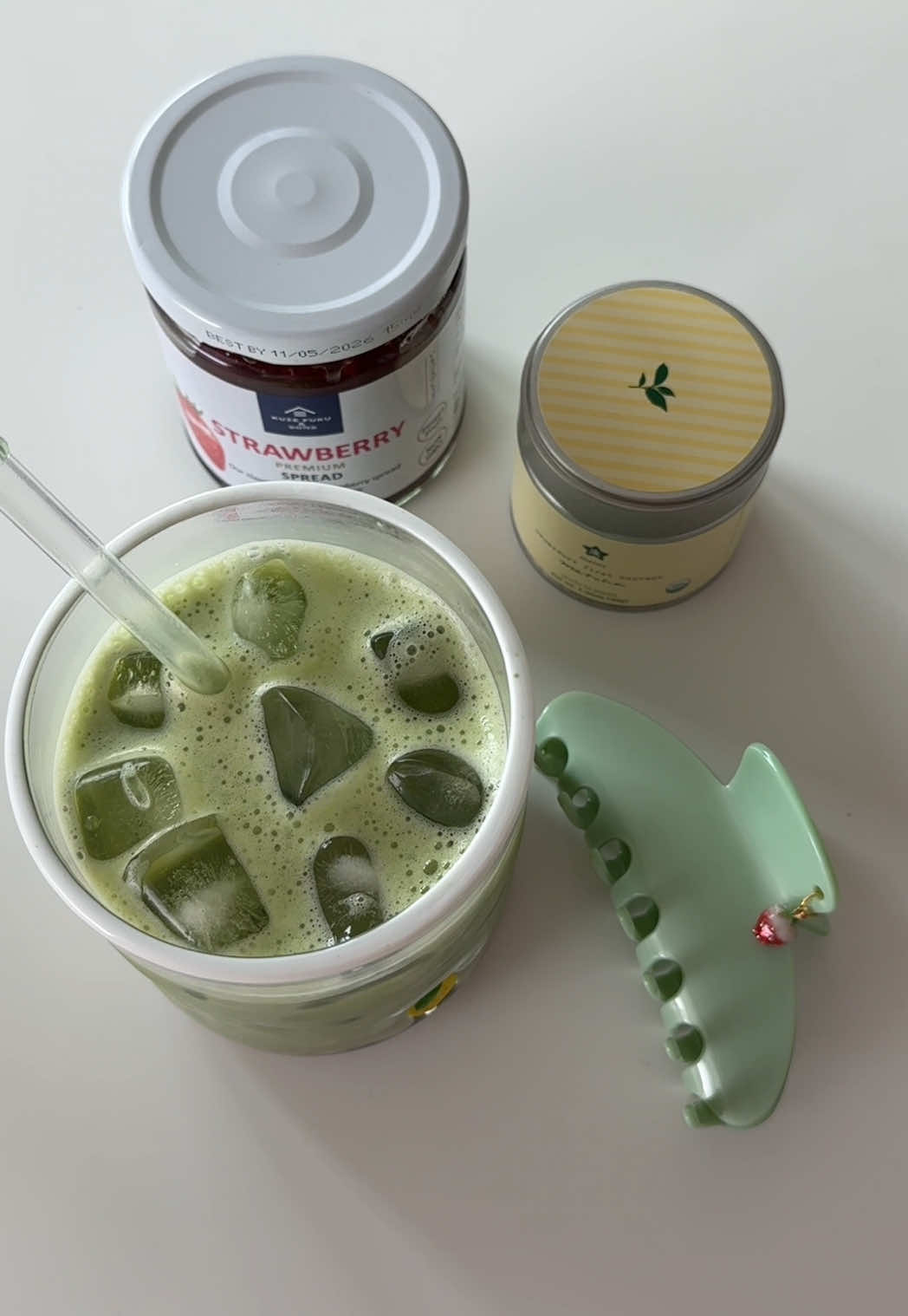 Strawberry matcha latte using @nami matcha 🍵🍓 Claw clip from @ply.studios  #matcha #matchalatte 