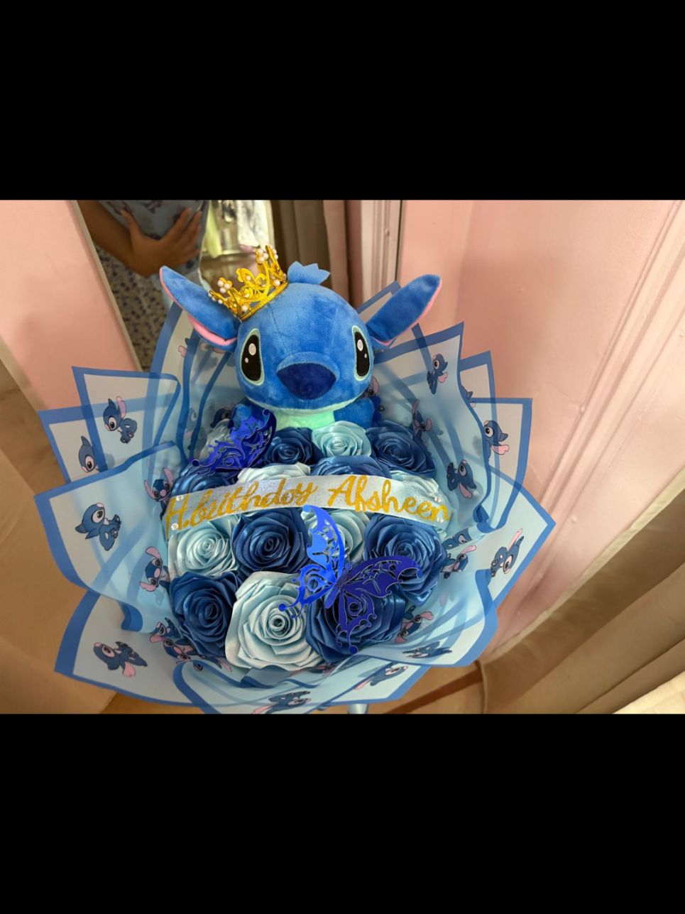 enn bouquet special💙✨️ki mnn bien apprecier fr ek mnn telmen knt kan mo cliente Inn vnn recuperer so bouquet,so happy🥺💙💙💙ducoup voila mo promose zot enn bouquet stitch avec so couronne,2papillon et happy birthday ek bien sur so puluche stitch à rs925 uniquememt💙💙🇲🇺donc pa tarder pass zot commande lor 58130100,whatsapp mw😩❤️🇲🇺#viralditiktok#handmade with love#viral_video#mru🇲🇺🌴🌊#eternal roses bouquet#