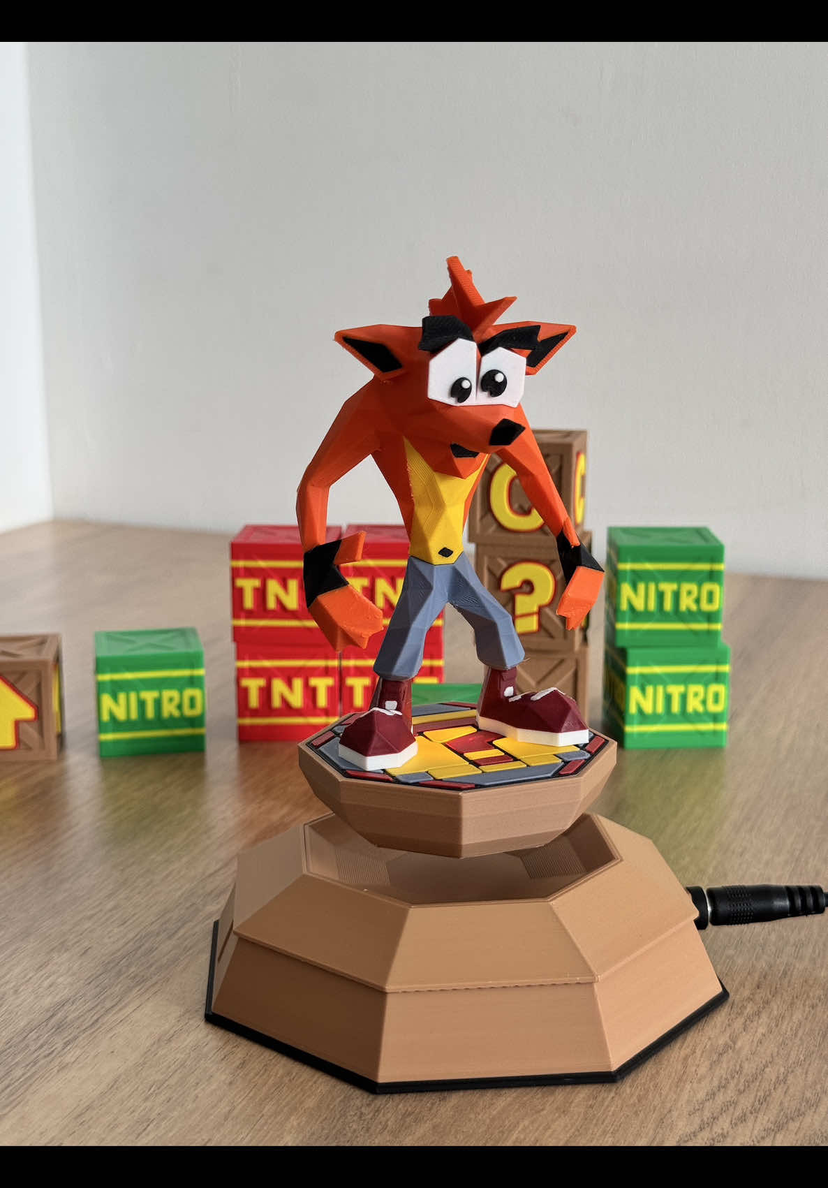 Crash Bandicoot Low Poly 💥 !  J’ai toujours adoré ce jeu de PsOne auquel je jouais avec mon meilleur ami et mes frères. Hommage aujourd’hui avec ces modèles de Crash Bandicoot + la plateforme en lévitation et les fameuses caisses de nitro et TNT 🧨 ! Les modèles sont de Namiiria sur MakerWorld @BambulabGlobal et je les ai imprimé en filaments @Polymaker 3D filaments sur ma Bambu H2D ! #CrashBandicoot #psone #impression3d #3dprint #playstation #retrogaming #3dprinting #bambulab #madewithh2d #bambuletsmakeit