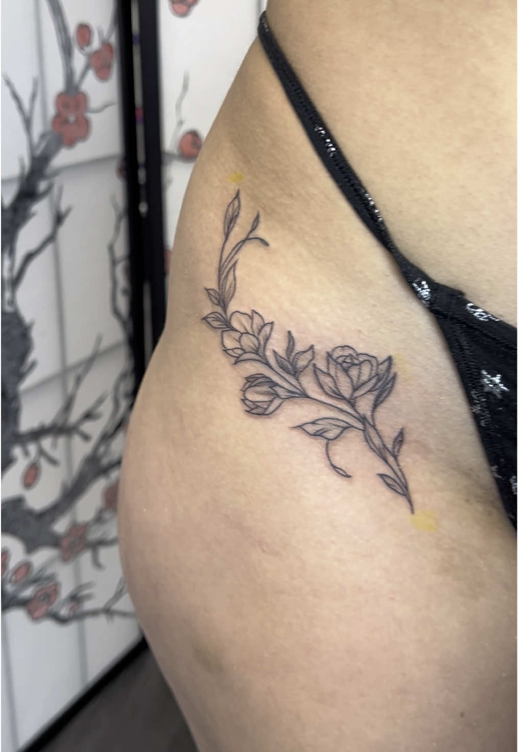 Love a fun walk in! Just some dainty florals 🌸 #floral #floraltattoo #symmetry #tattoo #ink #inked #tattooartist #femaletattooartist #blacktattooartist #queertattooartist #zombieinktattoo 