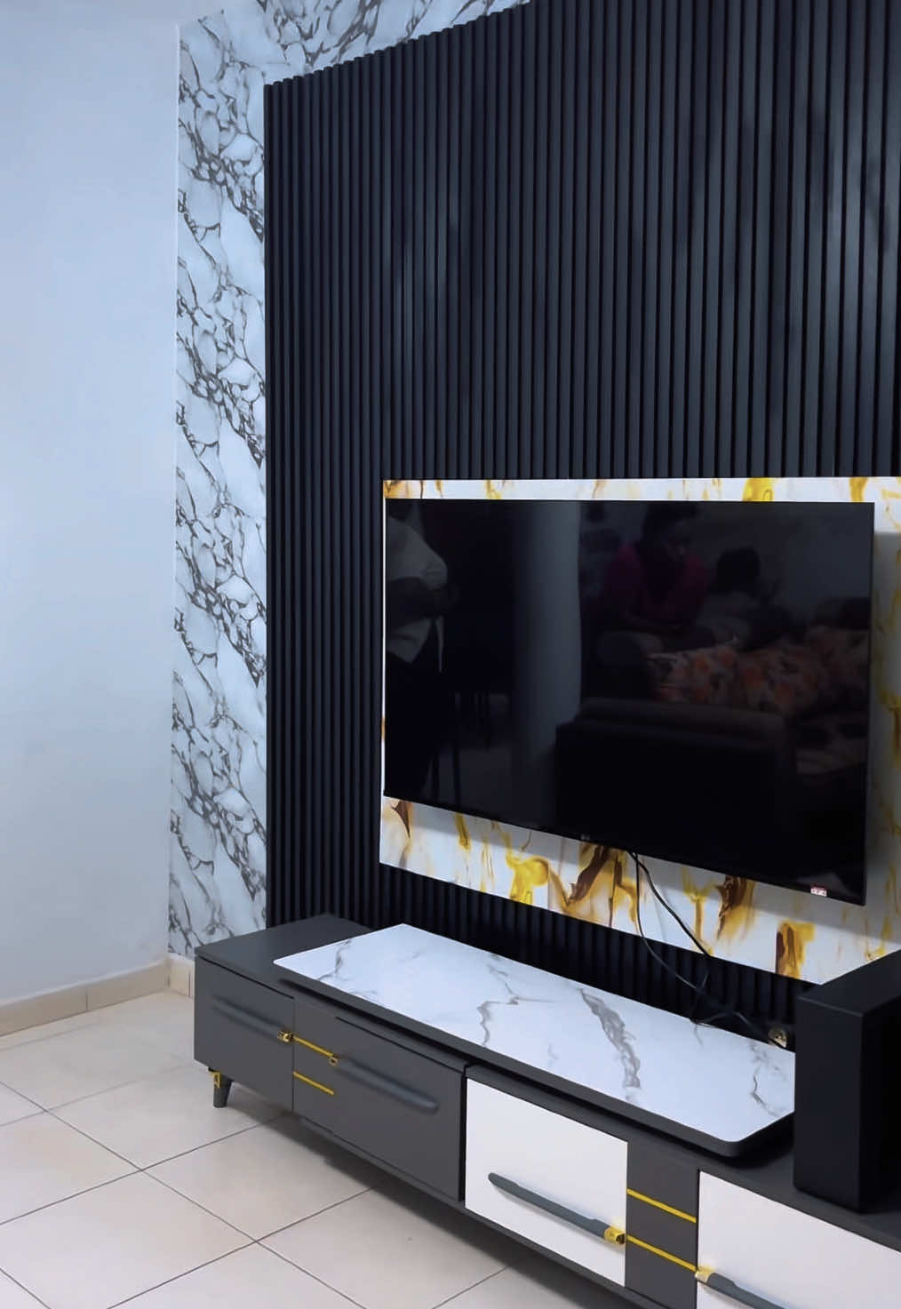 Commandez votre décoration de salon pour embellir votre maison. Mon contact sur ma page. #decorationdesign #meuble #tiktokcameroon🇨🇲tiktokafrica #yaoundecameroun🇨🇲🇨🇲 #viralvideos #fyp #maison #meubletv #decoration 