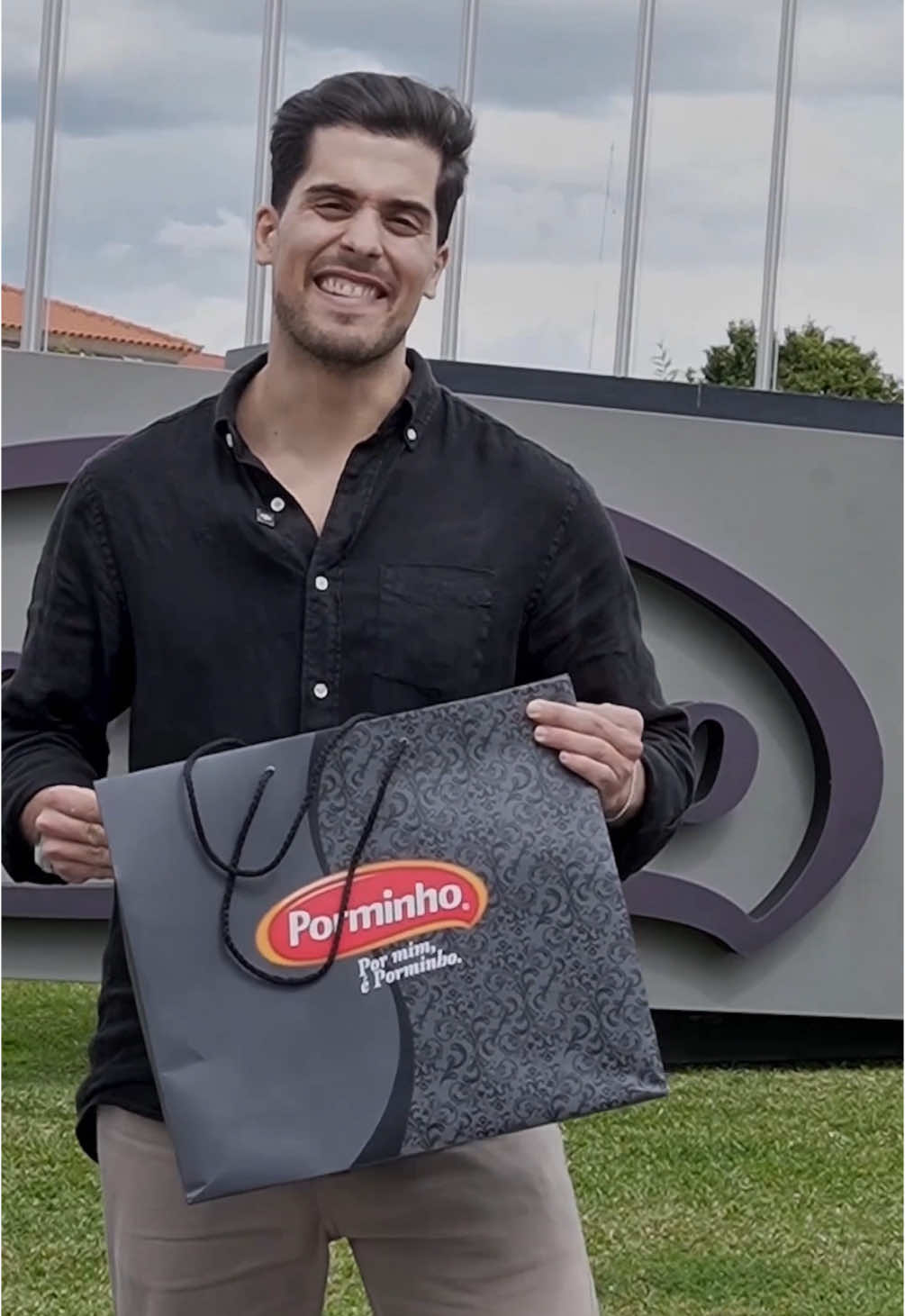 Uma visita que me inspirou!!! Fui até à fábrica da @Porminho, em Famalicão, para conhecer de perto como nascem os produtos que tantos portugueses têm na mesa. Saí de lá com a certeza de que comecei uma ligação forte com uma marca que honra a tradição, aposta na inovação e tem um compromisso real com a qualidade. Neste vídeo, mostro tudo o que vivi por lá — e dou início a uma nova fase em que vou trabalhar com os sabores autênticos da Porminho para criar conteúdos únicos. Esta é só a primeira fatia de uma colaboração deliciosa. Fica por aí, porque vêm aí receitas que vão surpreender! #qchef #ochefemtuacasa #PormiméPorminho #QChefXPorminho #Porminho #EnchidosComQualidade #TradiçãoEInovação 