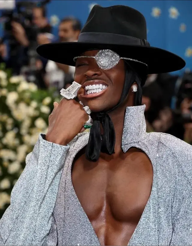CHRISHABANA for @ALTONMASON Model Alton Mason arrived at the Met Gala wearing a custom @CHRISHABANA crystallized eye patch, paying homage to famed hip hop artist and style icon Slick Rick.  Embellished with glittering white @Swarovski crystals, the eye patch complimented his suit, inspired by Giorno Giovanna of the anime “Jojo’s Bizarre Adventure”  #metgala 