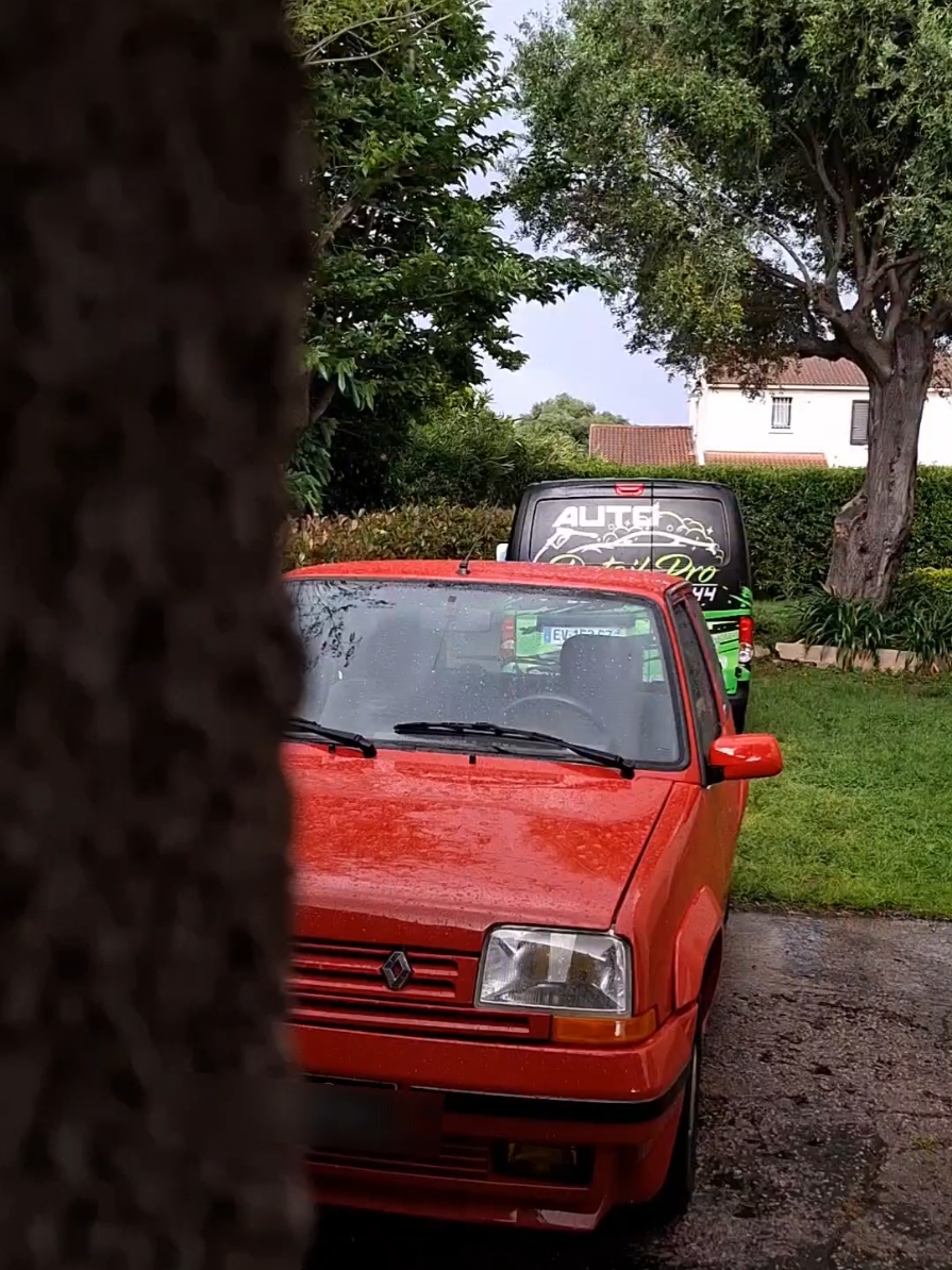 Renault 5 GT TURBO 🔴 Lavage Intérieur & Extérieur sur cette jolie R5 de couleur rouge éclatante. J'ai terminé sous la pluie ☔️. Ça arrive 🤷‍♂️ #renault5gtturbo #renault5 #detailing #pluie #rouge 