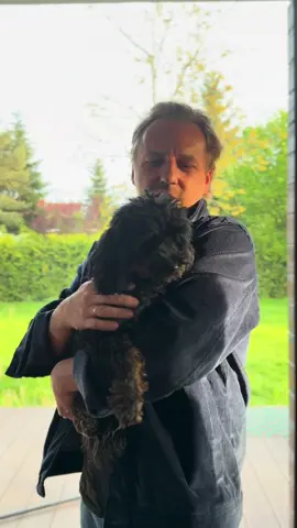 Hej. Absurd miał wizję… Powiedział do mnie „Paweł, zrób teledysk z psami! Dużo psów! Pięknych, mądrych, utalentowanych!” Więc robimy. Jeśli Twój pies marzy o karierze gwiazdy, wyślij nam jego filmik (nagrywany w poziomie!) na adres pawel@paweldomagala.pl Zrobimy z tego najpiękniejszy, najbardziej psi teledysk w historii. W mailu dodaj zgodę na wykorzystanie filmiku. Szczegóły i wzór zgody znajdziesz na stronie PawelDomagala.pl Psy górą! (Absurd właśnie kiwa łapą, że dziękuje)  #pies #teledysk #hotelowepiosenki #paweldomagala #PieskieGwiazdy #TeledyskZPsami #AbsurdMaPomysł #PawełDomagała #MiłośćDoPsów #PiesToRodzina #TeledyskZRadością #PsiCasting #GwiazdyNaCzterechŁapach #PieskieŻycieAleWTeledysku