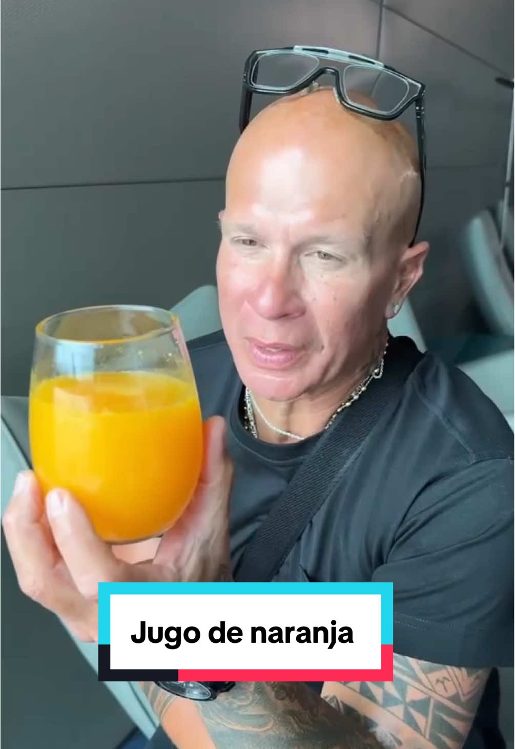 🍊El jugo de naranja que te quieres tomar todos los días tiene 60 gramos de azúcar 🤢🥴