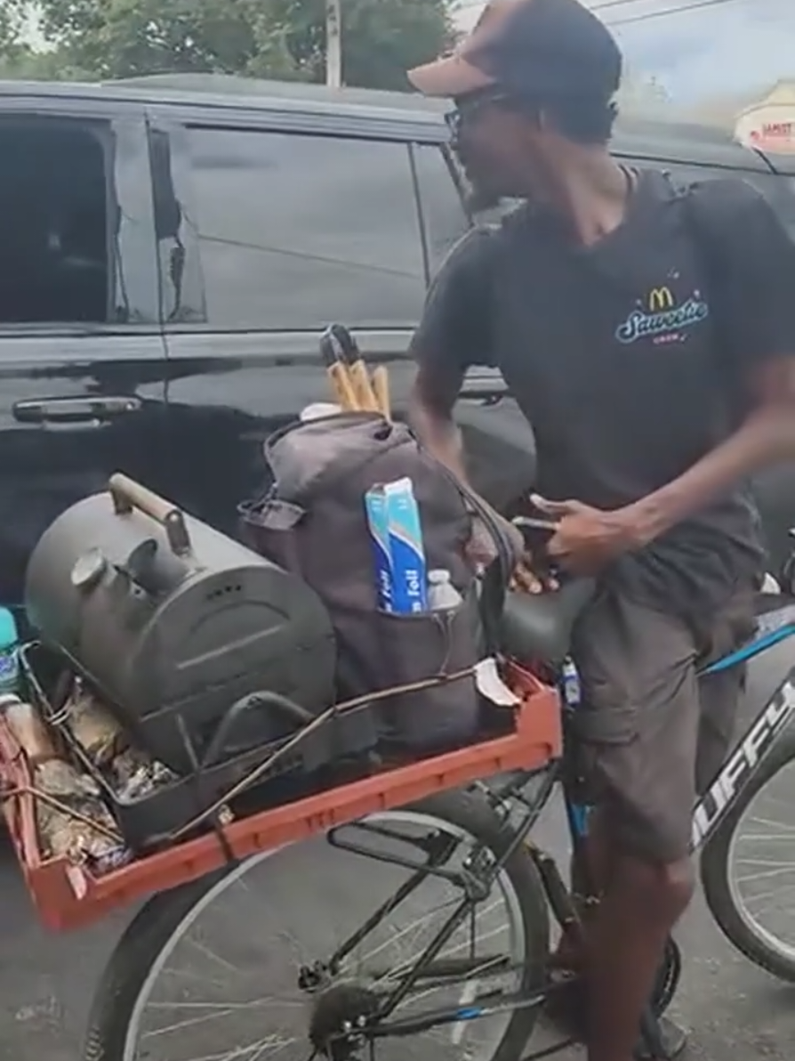 Homie on to something BBQ grill bike 👀 🤔 😳 Pull up BBQ service 😋 #pullupbbqservice #bikelife #bbq #Foodie 