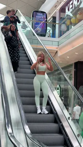 #public #shopping #gymgirl #escalator #gymshorts #gymleggings 