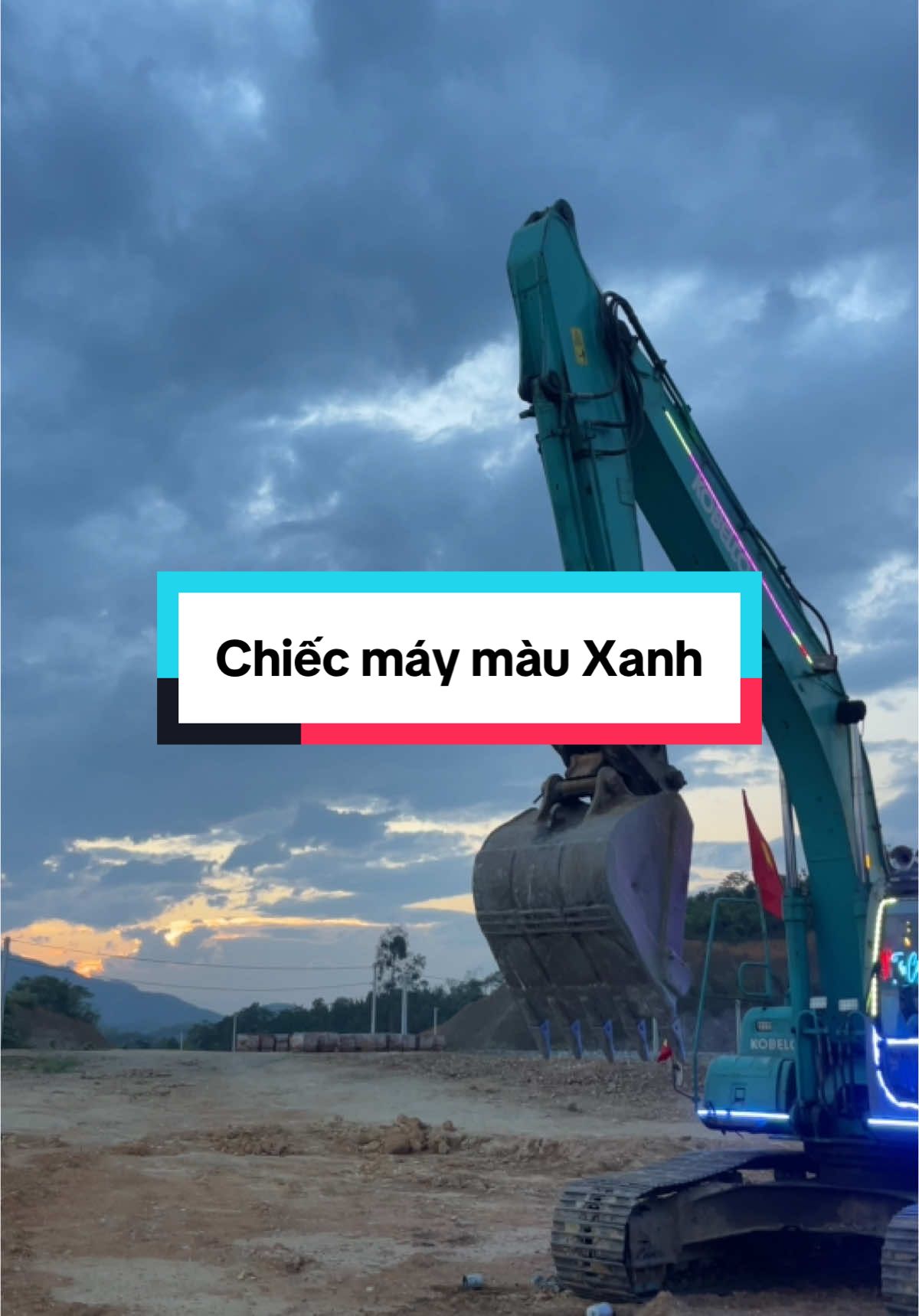 Chiếc xe mà anh em đang chạy màu gì,em trước nha XANH #Tuấn_Cốp #kobelco_sk200 #mayxucdaovietnam #nghenghiepcuatoi 