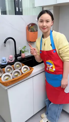 Sử dụng dụng cụ thoát nước nảy này để thoát nước khỏi bồn rửa. Dễ dàng và nhanh chóng khi sử dụng, đồng thời còn chống côn trùng và khử mùi 