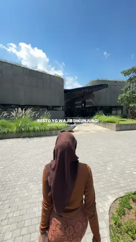 Suasana baru, Pengalaman baru Kamu wajib banget kesini‼️  Ikan Goreng Cianjur yg di Manahana pindah ke Colomadu, tempatnya instagramable banget, luas, cocok buat keluarga, arisan dan kids friendly tentunya.  Soal rasa udh pada tau dong, juaranya menu ikan dan porsinya gede bisa buat sharing. Cuss agendain kesini 🤩  📍 @ikan goreng cianjur solo    Jl Adi Sucipto No 48 Colomadu ⏰ 10.00 - 22.00  #famillyresto #ikangorengcianjur #solo #restosolo #restokeluarga #fyp #fypシ゚ #makansolo #food q