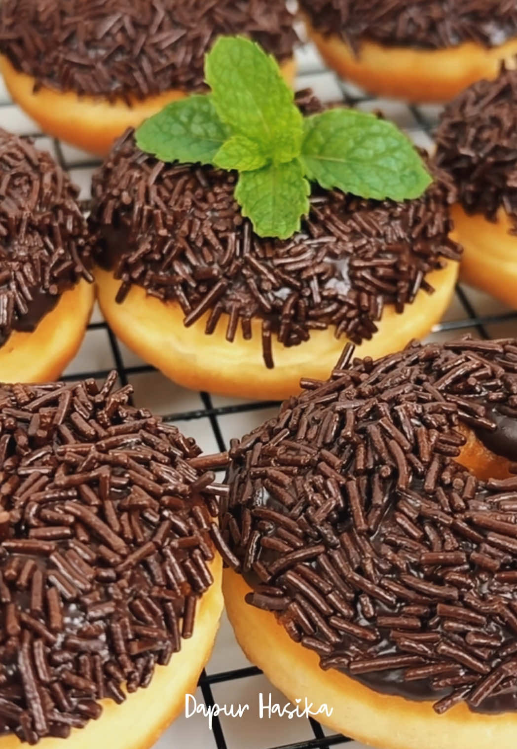 Hai semua.. kali ini aku bagikan resep donat klasik yang super empuk lembut cocok banget buat ide jualan dan isian snack box ya.. yuk.. simak videonya sampai selesai.  DONAT KLASIK by.  @DapurHasika  Bahan:  200 gr tepung terigu protein tinggi (cakra kembar)  50 gr tepung terigu protein sedang (segitiga biru) 40 gr gula pasir  1 sdm susu bubuk  1 sdt ragi instan  1 butir telur 90 ml air es / air dingin  30 gr margarin  1/2 sdt garam  1/2 sdt SP toping:  coklat dcc yang sudah di cairkan  meses coklat  Full video cara buatnya bisa cek di youtube Dapur Hasika 😉