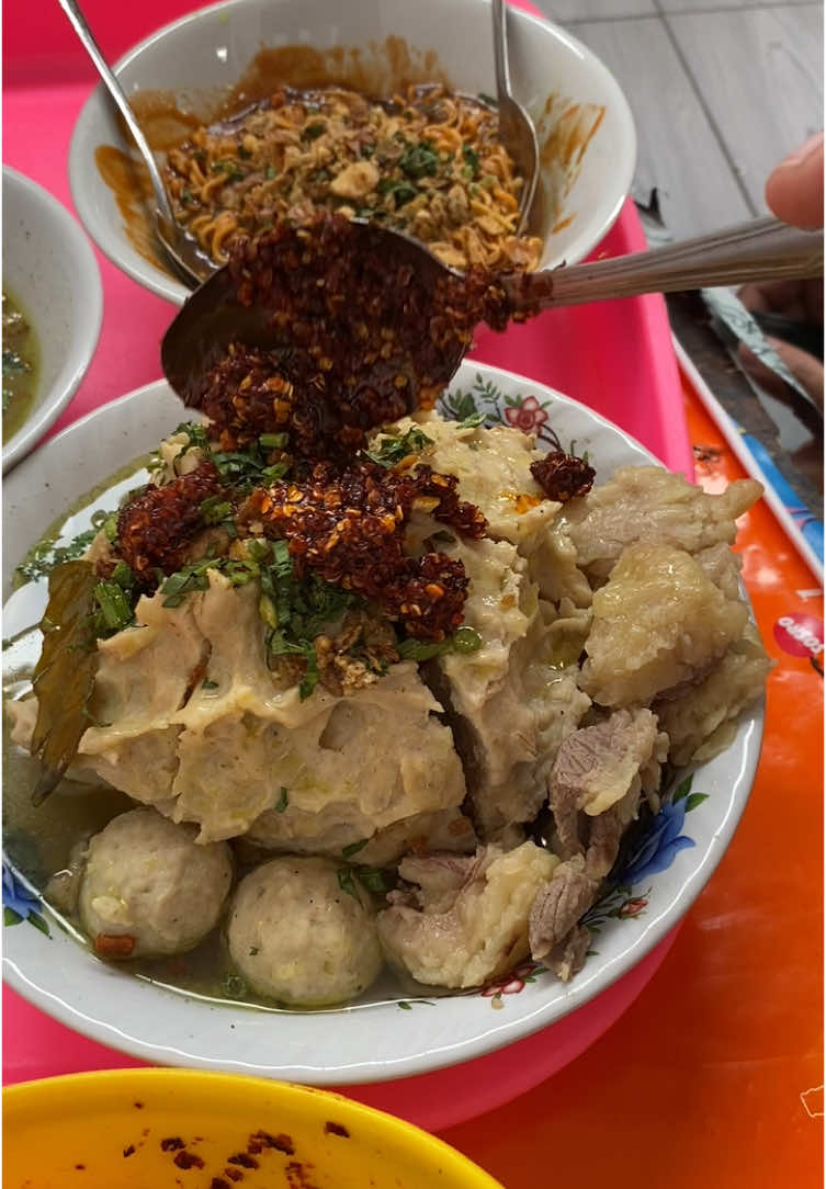 baso garut jumbo isi tetelan cuma 30rb dapet extra tetelan super banyak+baso kecil2+mie yamin, kadang heran untungnya dari mn yahhh, 1 porsi gini cukup bgt utk 2 orang  📍baso mang kikim garut (ada di google maps) #kulinergarut #jajanantiktok #fyp #kulinertiktok 