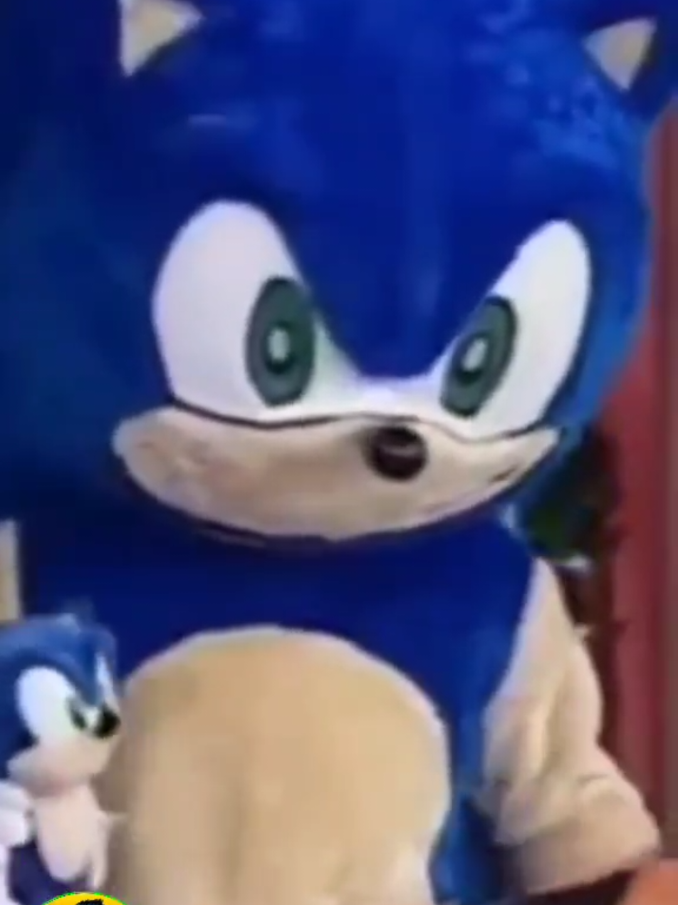 SONIC GIVES AWAY SEGA DREAMCASTS #gaming #retrogaming #retrogamer #nostalgia #nostalgic #90s #1999 #sega #segadreamcast #dreamcast #retrogaming #mannysarcade #sonic #sonicthehedgehog #fyp #foryou