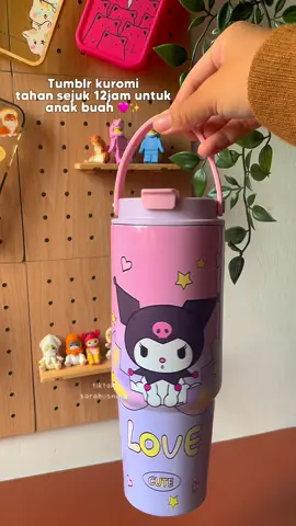 Aaaa cuteee sangat tumblr ni!! Anak fruit boleh bwk pergi school minum air sejukk2 🥰 #kuromi #tumblrkuromi #tumblrcomel #tumblrtahanpanasejuk #tumblrsanrio #kuromi #kuromitumbler 
