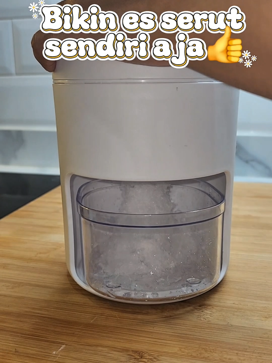 Alat serut es mini kapasitas 500 ml. Jadi gampang bikin es serut di rumah #esserut #alatserutes #iceshaver 