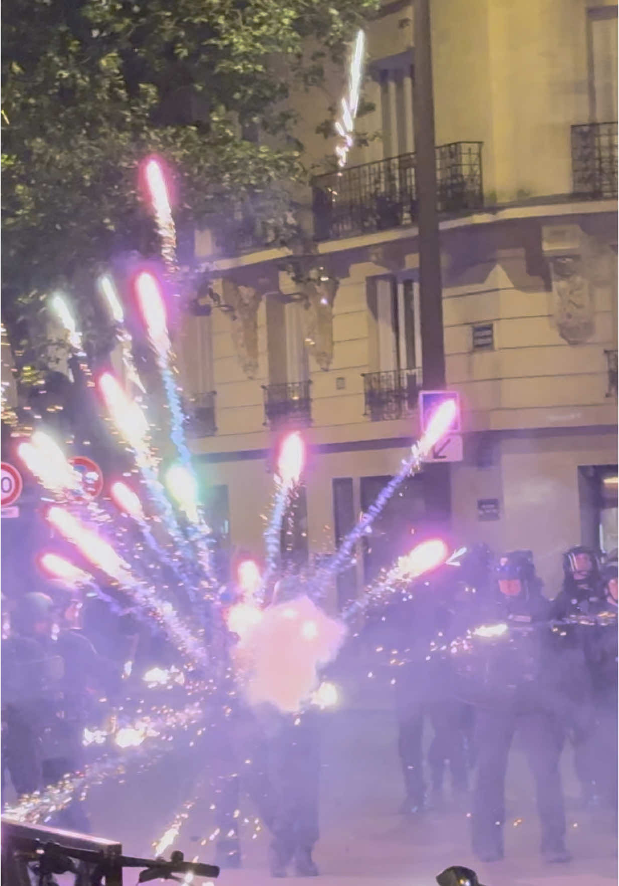 Y Tensions aux abords du Parc des Princes, la police est ciblée par des tirs de mortiers d’artifices par des supporters du Paris Saint-Germain. #parars #bravm #police #policenationale #psg #fyp #foryou #pourtoi 