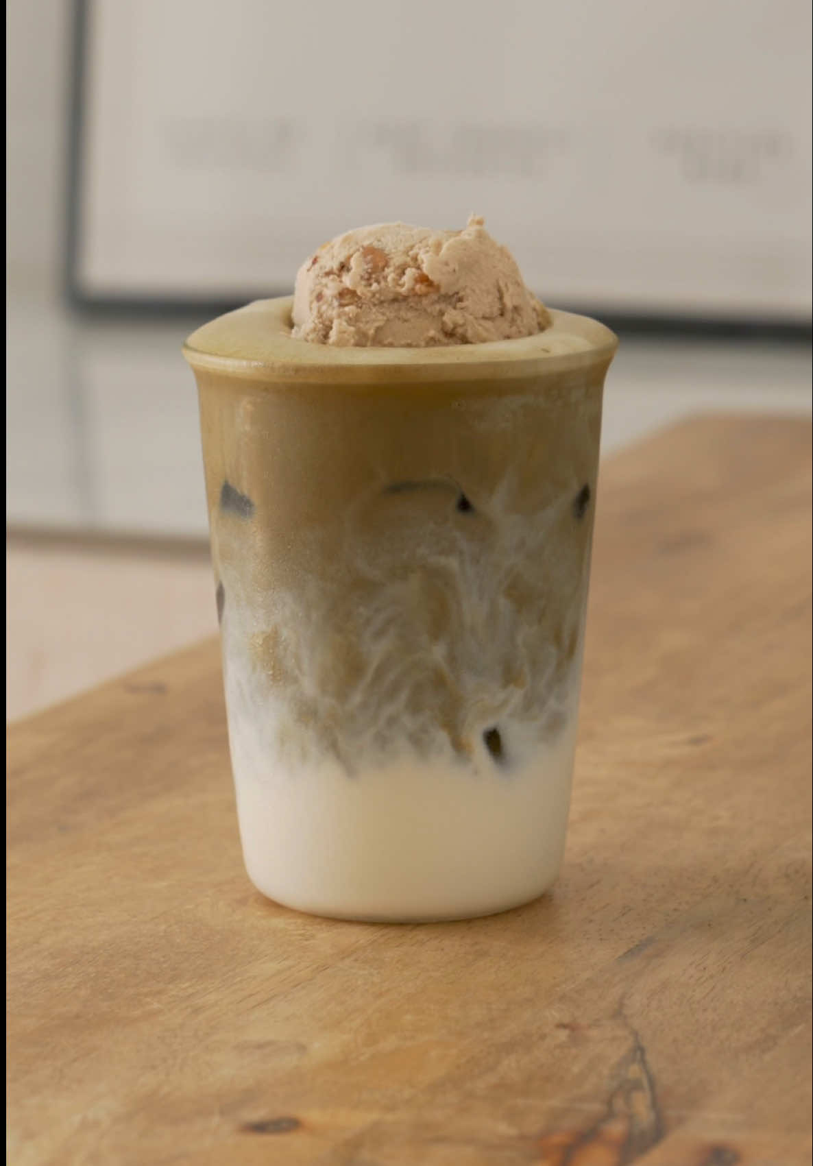A chilled hojicha latte + creamy chocolate ice cream is everything. The hojicha powder from @Kyutocha Matcha makes it even better! It’s so smooth and delicious! 😋 #fyp #kyutocha #kyutochamatcha #hojichalatte #hojicha 