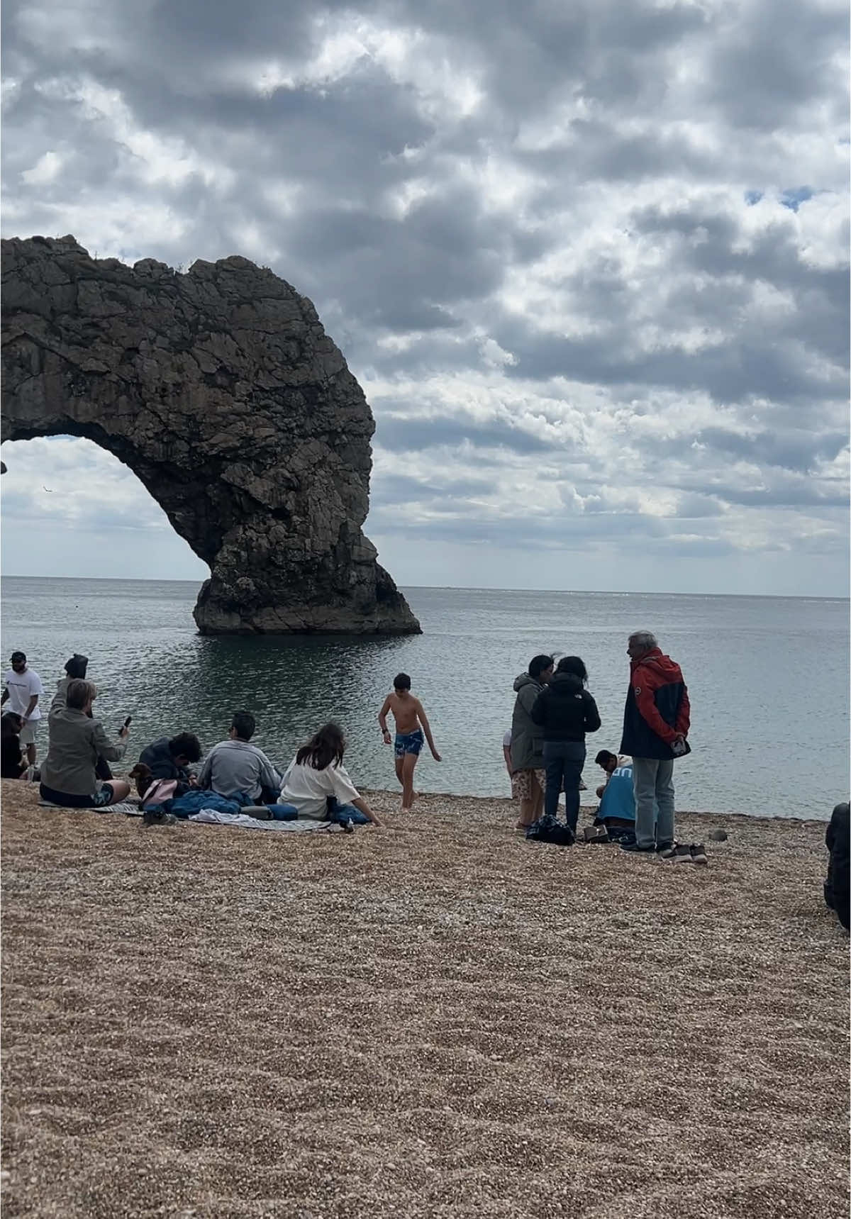 Durdle Door #durdledoor #placetovisit #placetovisitinuk #viral #K# #veronikalondon #lovegreatbritain #PlaceToVisit #fy #bestbeach #londontiktok #londonlife #jurassiccoast #beautiful #amazing #birmingham #daytrip #uktrip 