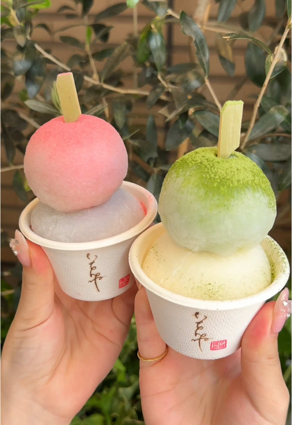 ビジュが可愛いもちもちジェラ餅😋 ◎ ジェラ餅 2段　¥790〜 1つ目 ・伊勢抹茶 ・和三盆ミルク ２つ目 ・いちご ・ベルギーチョコ その他にも ・ほし芋 ・マイヤー檸檬 ・ピスタチオ ・ほうじ茶 ・(期間限定)さくら の味がありました！ 個人的には、 ベルギーチョコがどタイプでした😋 【店舗名】いもんね博多店 【住所】福岡県福岡市博多区博多駅中央街９−１ 博多マルイ 1階 【アクセス】博多駅博多口から出て左スグ 【営業時間】10:00-21:00 【定休日】不定休 【予算】¥1,000-2,000 #福岡グルメ #japanesefood #tiktokfood 