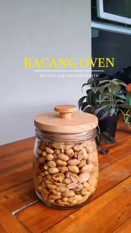 Kacang Oven 500 gr Kacang Tanah kupas 5 buah bawang putih, haluskan 65 ml santan instan 1 sdm penuh garam 1 sdt kaldu jamur  -+ 600- 700 ml air panas, atau sesuaikan saja airnya divideo aku pakai lbh dr 700 ml ternyata kebanyakan jadi kacangnya kurang gurih 😃  Jd airnya jgn banyak2 yakk 😄 - 8-10 lbr daun jeruk - aku panggang menggunakan oven dr @Samono Indonesia  di suhu 170C selama 30 menit menggunakan api atas bawah. Ulangi meanggang sampai 3X ya. Jangan lupa sering di aduk biar matang merata. #cookingideaabykarin #kacangoven #resepcemilansimple #reseptiktok  #ovensamono #samono #samonoindonesia #ovensamono23liter