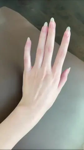 ピンクな関節の秘密💖 サンドクリームとボディオイルの組み合わせ、本当に効く！！ A 醇とビタミン E が入ったボディオイルを選ぶのがコツ✨ お湯で肌を洗う サンドクリームを厚く塗って 20 秒待つ 色素沈着の部分を 30 秒軽くマッサージ 手全体に塗り広げる 洗い流した後、ぬるぬるのうちにボディオイルをなじませる 水洗いせず、ティッシュで拭き取るだけ 体のケアも同じ方法で OK！ ハンドクリームやボディオイルでモイスチャーケアも忘れずに💧 大事なのは続けること！ 私は続けたら、シワが薄くなった気がする🥹 ツルツルになっちゃったよ！
