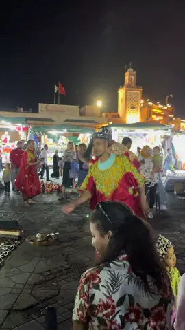 Échappée belle à Jamaa El Fna, où les rythmes envoûtants de la musique gnawa nous transportent dans un autre monde.  Les couleurs vibrantes des étals, les senteurs épicées des plats traditionnels et les danses envoûtantes nous plongent au cœur de l'âme marocaine.  Une soirée magique où chaque note résonne comme un appel à la liberté et à la découverte. ✨🎶  #جامع_الفنا #ambiance #gnawa #marrakech 