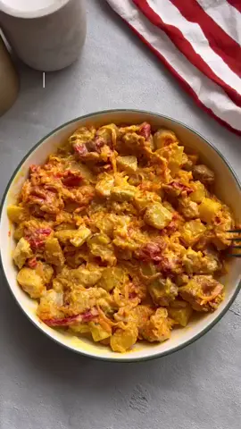 Öğün yerine geçen tavuklu salata🥙 Malzemeler 150-200 g tavuk göğsü 1 küçük boy patates 1 adet kırmızı biber 1 küçük boy havuç Sosu için 4 yemek kaşığı yoğurt 1 yemek kaşığı hardal 1 tatlı kaşığı bal Tavuk ve patateslere dilediğimiz baharatları ekleyip fırınlıyoruz, kırmızı biber ve havucu tavada soteliyoruz ve son olarak tüm malzemeleri birleştiriyoruz✨ #tavukluyemekler #tavuklusalata #salata #salatatarifleri #salataçeşitleri #anaöğün  #tavukgöğsü #patateslitarifler 