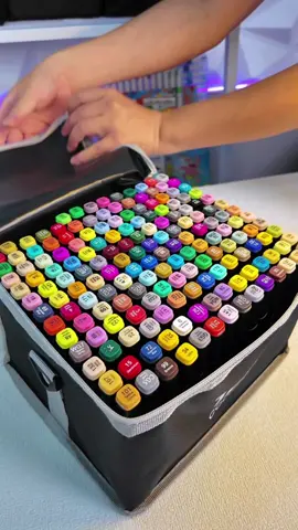 Marker gốc cồn thân vuông, vỏ đen – lên màu siêu mượt, bền màu, dễ blend! Ai mê vẽ anime, lettering hay journal thì không thể bỏ qua. Ghé shop mình thử trải nghiệm nhé! #butmarker #touchmarkers #tomau #butmauchobe #vetranh #caratoys 