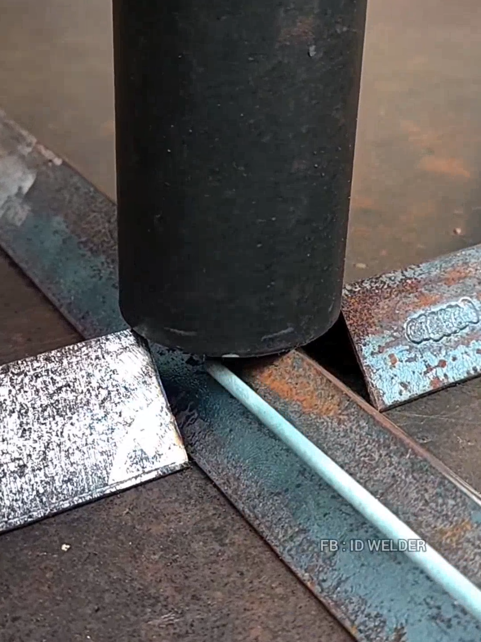 Few people know, trick of fabricating thin pipe and L angle iron pole connections #welding #welder #metalwork #fabrication #artwork #diyproject #metal #crafting #steel #metalwork 