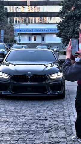 BMW M8🥷  8 cерия была представлена в 1990 году в кузове E31 и была доступна только в виде двухдверного купе. В нее устанавливались атмосферные бензиновые двигатели V8 и V12. E31 начали производить, как только закончилось производство 6 серии в кузове E24, однако он не считается прямым преемником. Производство было прекращено в 1999 году из-за плохих продаж. Модельный ряд был вновь представлен в 2018 году со вторым поколением 8 серии — G15[5]. Он выпущен в кузовах купе (G15), кабриолет (G14) и четырехдверный Gran Coupé (G16) в качестве преемника линейки F06/F12/F13 6 серии. 8 серия в G15 кузове вводит рядный шестицилиндровый дизельный двигатель. и высокопроизводительную M-версию, которая называется BMW M8. #dnepr #dneprcity #f 