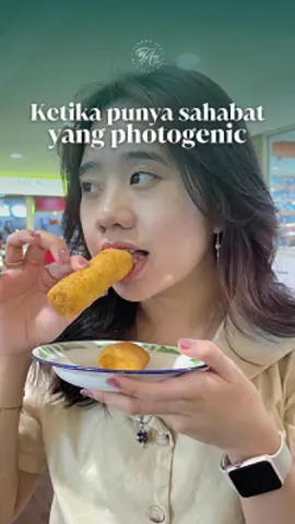 Siapa yang punya sahabat kayak gini? 🤭 Mention sahabat kamu yang photogenic ya 😁 — 𝐓𝐄𝐍𝐎𝐍𝐆 𝐀𝐘𝐔 by Cindy’s Cake 📍Pakuwon Trade Center, Lt UG (10.00 - 22.00 WIB) 📍Ruko Palma Grandia, RG 1-18 (07.30 - 16.00 WIB) 💴 Hampers mulai dari Rp 125ribuan 📦 Kami meneremia pesanan (Hubungi nomor di Bio) — #tenongayu #jajananpasar #kulinersurabaya #jajanankekinian #jajanpasarsurabaya  