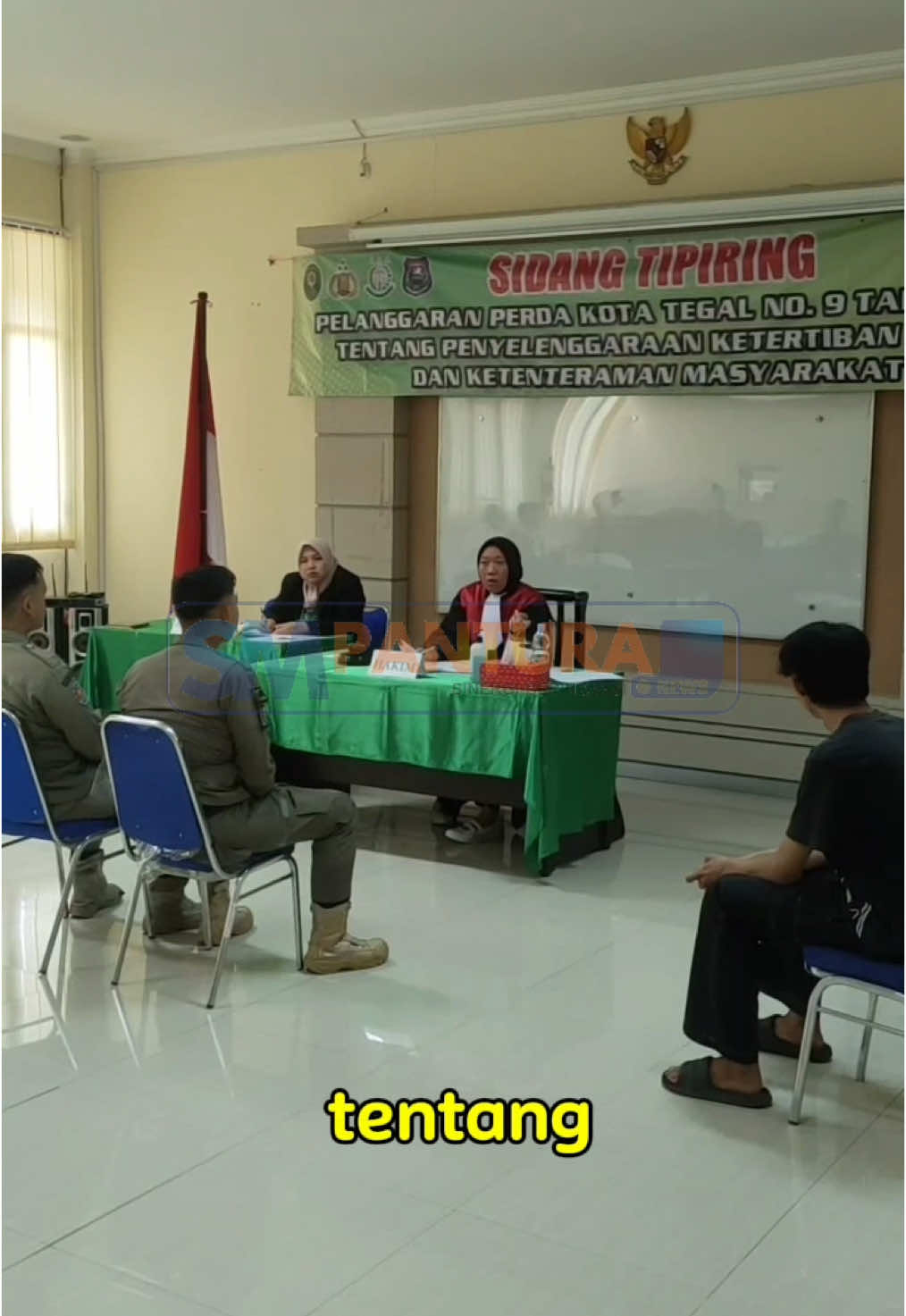 Empat pelaku aksi vandalisme divonis membayar denda sebesar Rp 5 juta oleh Majelis Hakim Pengadilan Negeri Tegal Kelas I A dalam sidang Tidak Pidana Ringan (Tipiring) yang digelar di Ruang Sidang Kantor Satpol PP Kota Tegal, Kamis (8/5/2025). Hakim Ketua, Sammy Anggraeni menjatuhkan vonis denda Rp 5 juta subsider 30 hari kurungan kepada masing-masing terdakwa, Muhammad Syafardhani (19), Thifal Rafif Fadhilah (19), Early Putra Sang Fajar (19) dan Gilbert Aldo Roberto (19). Baca Selengkapnya di  www.smpantura.news #vandalisme #coratcoret #tegal #tegallakalaka #tegalhits #tegalkotabahari #infotegal #denda #sidang #fyp #fypage 