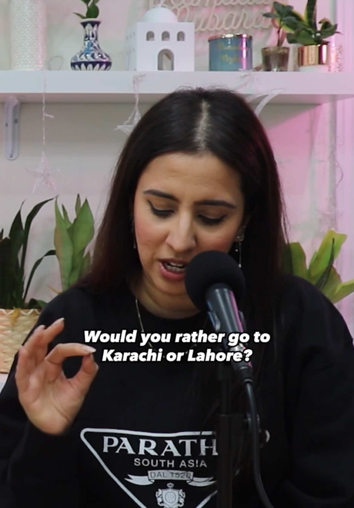 Tariq Tafu is the OG 💃🏽🎶 we’ve also never been to Karachi so someone take us 👀 Edited by: @SufiSnaps  #lahore #pakistan #pakistanifood #Foodie #torontofoodie #pakistanicanadian #okmompodcast #pakistanfruits #desifood #lahorediaries #lahorefood 