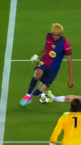 Lamine Yamal : le nouveau Messi est déjà parmi nous… Ce que Lamine Yamal fait à 17 ans est tout simplement HISTORIQUE ! Un vrai barcelonais ne passe pas ici sans écrire “LAMINE YAMAL” en commentaire. Le futur ? Non… c’est le PRÉSENT. Tu ressens cette magie toi aussi ? Dis-le en commentaire et partage cette vidéo à un vrai fan de football !.  #LamineYamal #Barça #Messi #Génie #FootballMagic #Talento #FCBarcelona #Viral #foot 