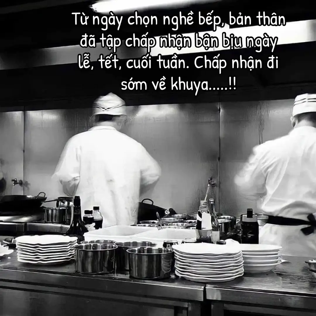 Mấy ai thấu hiểu cái nghề làm bếp . Ăn đứng, nằm ngồi ,vội vã miếng cơm 🥲 #cheflife #chef #kitchen #daubep #daubeptre #myjob #viral 