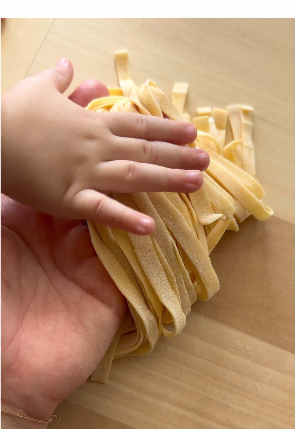 POV you’re making yourself pasta and then your toddler wakes up from their nap 😂🥰🥰 I love making pasta with her though 🥹🥹 Anywho - beginner’s pasta! 100g flour and 1 egg (weighing roughly 55g once cracked) - that’s all you need. This is such a good place to start and also great when the cost of eggs is obscene 🙃🙃 you’ll notice how much more flour I’m using in this video - whole egg doughs can be a little more hydrated and thus sometimes need a bit more flour to prevent sticking.  Questions? Comment below 👇🏻  #pasta #pastafresca #pastatherapy #cookingwithkids #pastalover #fyp 