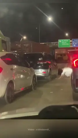 sholat dijalan tol karena terkenak macet#sholat 