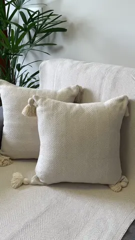 A cores da Linha Celeste estão incríveis! Hoje apresentamos a vocês a linha na cor cru. Composta pela manta 1,20x1,80m, e pela capa de almofada no tamanho 45x45cm. Atemporal e elegante! #camaposta #homedecor #almofada #manta #decoracao #sofadecorideas 