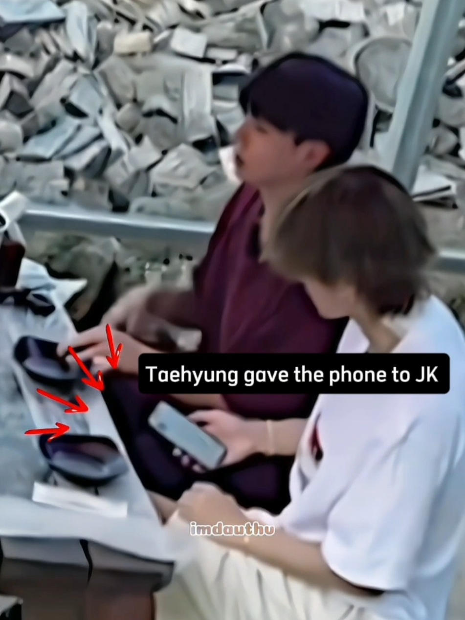 Taekook shares phones with each other📱🐯🐰💚💜👬🏻💞🌈 #taehyung #jungkook #taekook #vkook #viral #fyp #xuhuong #dauthv 