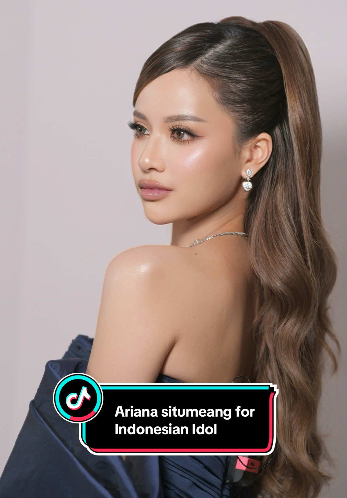 Ariana Situmeang nya Indonesia @anggi marito  😘 Makeup by yours truly Asst @audrey_syelvera Hairdo @arlynhairdo Stylist @rikkisi  Gown @lisajuofficial  Jewelry @franknco_id .  #indonesianidol #anggimarito #makeupartist #muajakarta #makeupartist 