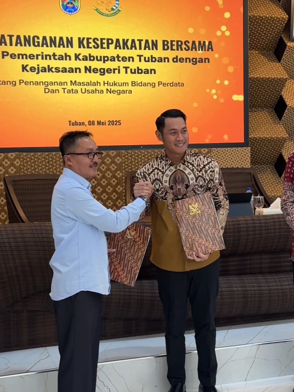Pemkab Tuban bersama Kejaksaan Negeri Tuban menandatangani kesepakatan bersama tentang Penanganan Masalah Hukum di Bidang Perdata dan Tata Usaha Negara, Kamis (08/05).  Bertempat di Gedung Korpri Tuban, penandatanganan dilakukan oleh Bupati Tuban, Aditya Halindra Faridzky, SE., dan Kepala Kejaksaan Negeri Tuban, Imam Sutopo, SH., MH. Penandatangan kesepakatan bersama ini disaksikan pula Wabup Tuban, Drs. Joko Sarwono, Sekda Tuban, pimpinan OPD terkait, serta jajaran pejabat Kejari Tuban. Kerja sama ini bertujuan memperkuat sinergi antarinstansi dalam upaya penegakan hukum dan penyelesaian permasalahan hukum. Kesepakatan ini juga menjadi landasan dalam pemberian bantuan hukum, pertimbangan hukum, serta tindakan hukum lainnya di bidang perdata dan TUN. Kepala Kejaksaan Negeri Tuban, Imam Sutopo menjelaskan Kejaksaan Negeri Tuban khususnya para Jaksa Pengacara Negara (JPN) siap memberikan bantuan hukum kepada Pemkab Tuban. Selain itu, membantu Pemkab Tuban dalam menangani perkara Perdata dan TUN berdasarkan Surat Kuasa Khusus.  Sementara itu, Bupati Tuban, Aditya Halindra Faridzky, SE., mengungkapkan Pemkab Tuban saat ini tengah berupaya mengoptimalkan Pendapatan Asli Daerah (PAD). Dukungan Kejari Tuban dinilai sangat membantu upaya peningkatan (PAD). “Kejari Tuban berperan besar dalam memaksimalkan pengelolaan aset daerah serta penagihan PBB,” jelasnya.  Lebih lanjut, pendapat hukum dari Kejari Tuban akan menjadi legal opinion dalam setiap penyusunan program pembangunan Kabupaten Tuban. Sinergi antara Pemkab Tuban dan Kejari Tuban memastikan setiap kebijakan dan program pembangunan di Kabupaten Tuban berjalan dalam koridor hukum. Mas Lindra menyatakan Pemkab Tuban akan terus berkolaborasi dengan Kejari Tuban. Pendapat hukum dari Kejari akan menjadi legal opinion dalam setiap penyusunan program pembangunan. Tujuannya, agar semua kebijakan berjalan sesuai regulasi dan berdampak langsung pada kesejahteraan masyarakat. “Ini penting agar semua kebijakan yang kami ambil berjalan sesuai regulasi dan berdampak langsung pada kesejahteraan masyarakat,” tegasnya.