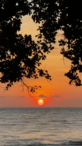 Sunset are sky poetry🌅 #familytime #skybeachvillacarita #pantaicarita #liburan #fyp #rekomendasivilla #wisatabanten #pantaianyer 