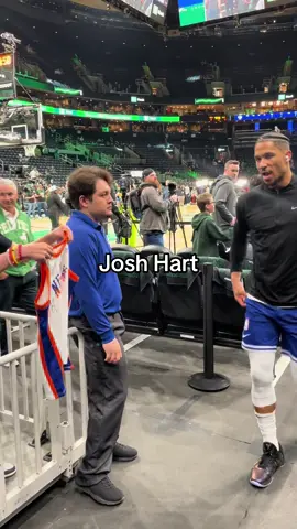 Poor kid wanted a Josh Hart auto but dropped his Sharpie. Hart didn’t forget and went back to sign it. #Knicks #NBA #basketball #joshhart 